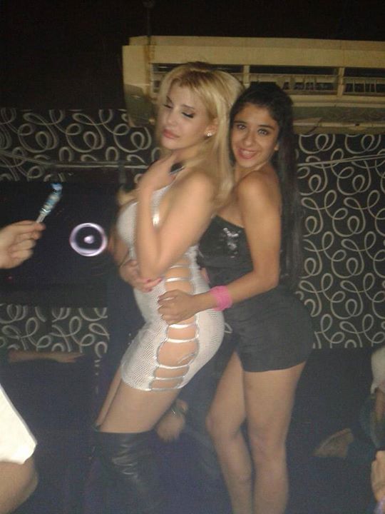 Charlotte escrachada y borracha en un boliche