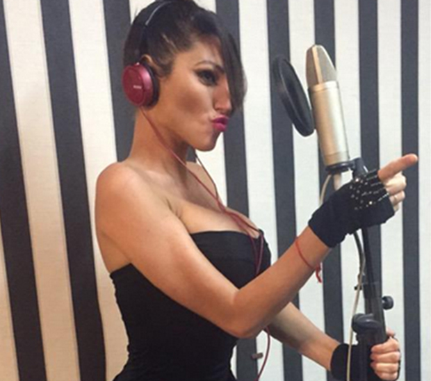 Vicky y su debut como cantante