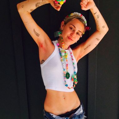 Miley Cyrus se tiñó el pelo de sus axilas rosa