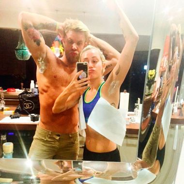 Miley Cyrus se tiñó el pelo de sus axilas rosa