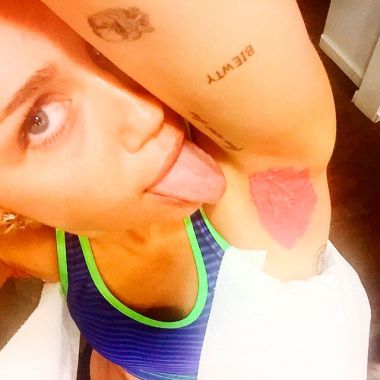 Miley Cyrus se tiñó el pelo de sus axilas rosa
