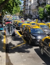 Taxistas marchan a la Legislatura donde se trata la “Ley antiUber”