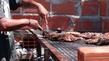 Durante el Campeonato de Asado de Obra, Macri pidió “madurez” por el Superclásico de mañana