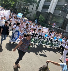 Masiva movilización de enfermeros: reclaman el reconocimiento como profesionales