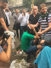 Mientras se debate UNICABA en el recinto, la policía reprime a los manifestantes
