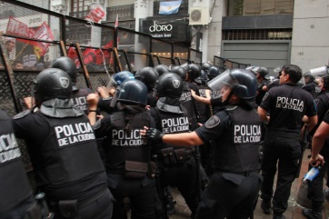 Mientras se debate UNICABA en el recinto, la policía reprime a los manifestantes