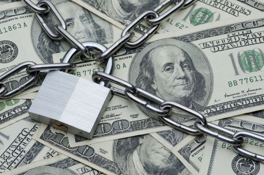 Acorralado por la crisis, el Gobierno decretó el límite de U$S 10.000 para la compra de dólares