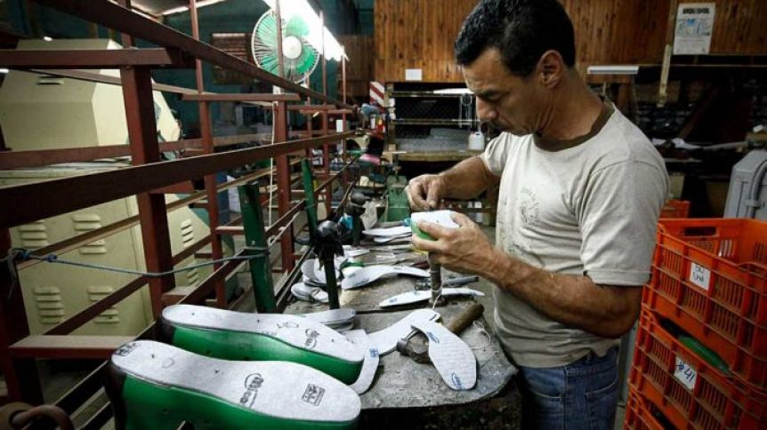 El Gobierno extendió el freno a los despidos sin causa