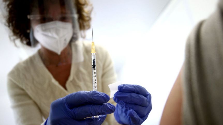 Una enfermera antivacuna cambio dosis por agua