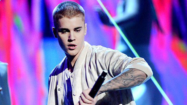 Artista abucheado por sus fans en pleno show
