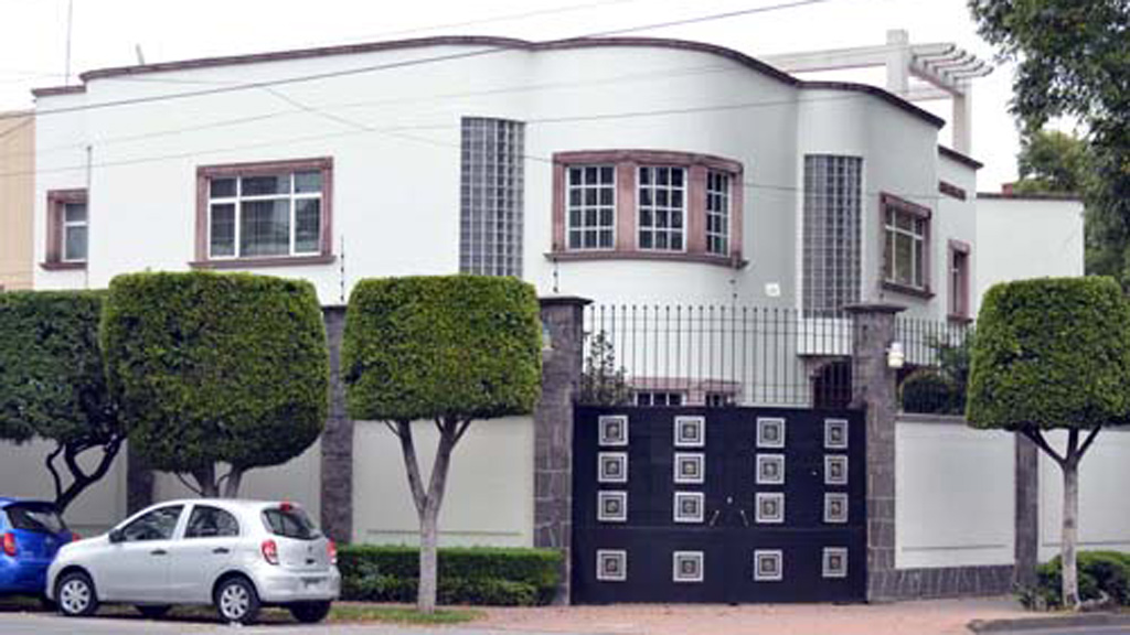 En la casa de Chespirito habita un ¿fantasma?