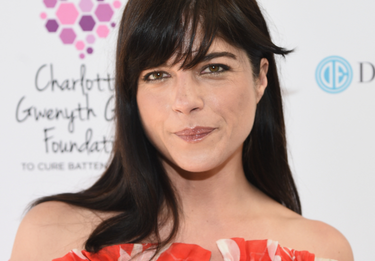 Selma Blair pide disculpa por incidente en un avión