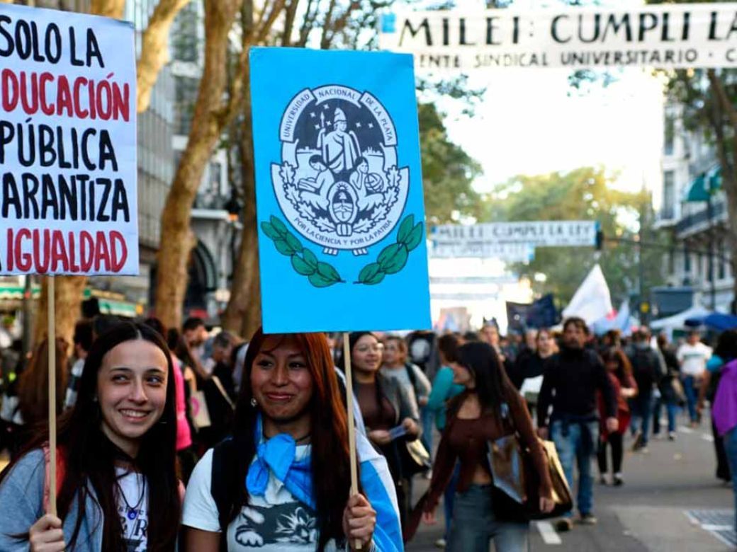 Ciencia en pie de guerra: investigadores marcharon contra los despidos y el ajuste en el Conicet